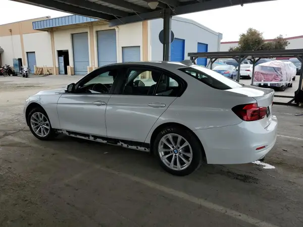 WBA8E1G55JNU90335 2018 BMW 3ER - Image 2