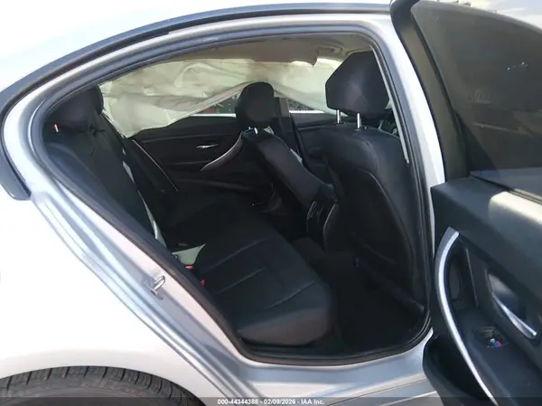 WBA8E1G57HNU14643 2017 BMW 3ER - Image 8