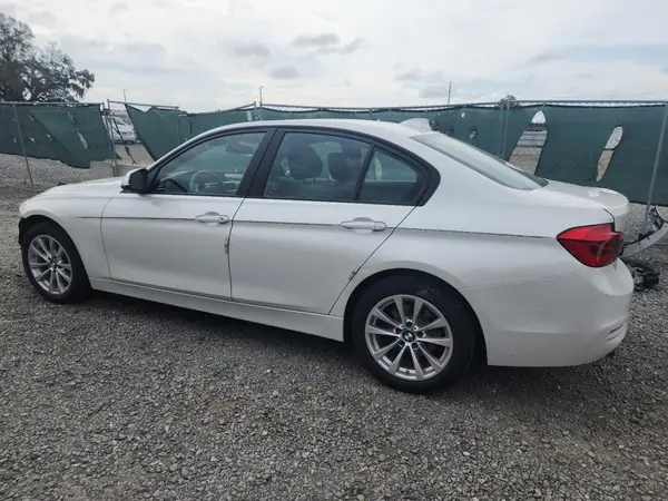 WBA8E1G58HNU15011 2017 BMW 3ER - Image 2
