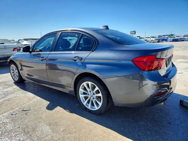 WBA8E5G53JNU45983 2018 BMW 3ER - Image 2