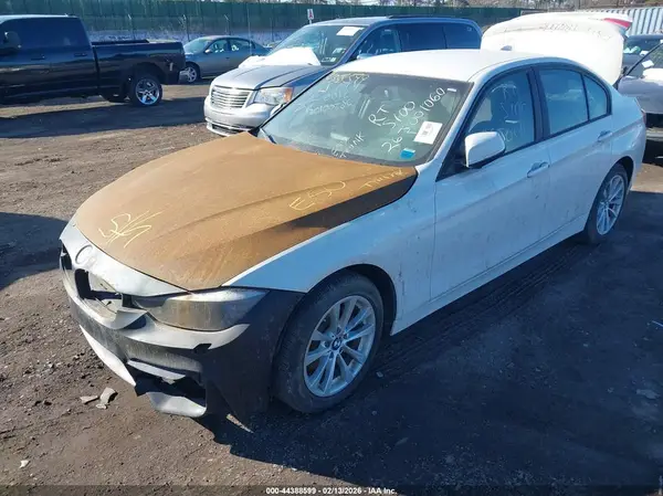 WBA8E5G55JNV01826 2018 BMW 3ER - Image 2