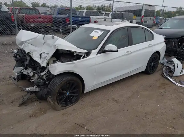 WBA8E5G58JNV01691 2018 BMW 3ER - Image 2