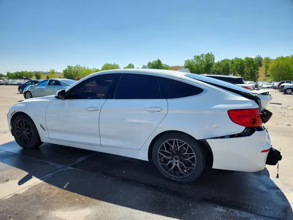 WBA8Z9C3XHG826468 2017 BMW 3ER - Image 2
