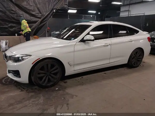 WBA8Z9C52HG452925 2017 BMW 3ER - Image 2