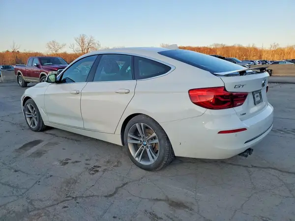 WBA8Z9C54JB220281 2018 BMW 3ER - Image 2