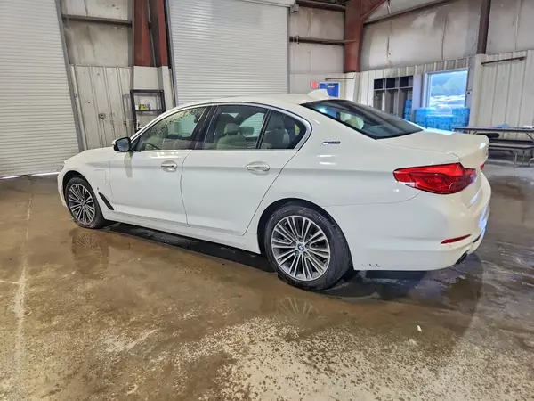 WBAJB1C55JB083990 2018 BMW 5ER - Image 2