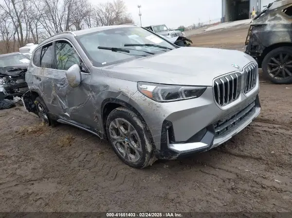 WBX73EF04P5Y25789 2023 BMW X1 - Image 1