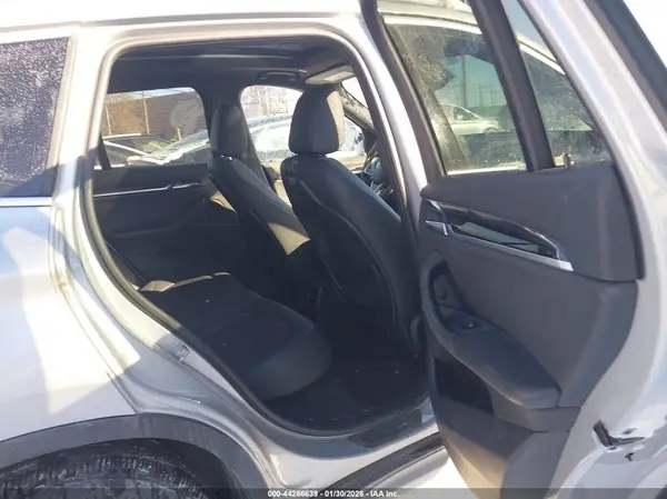 WBXHT3C32GP889583 2016 BMW X1 - Image 8