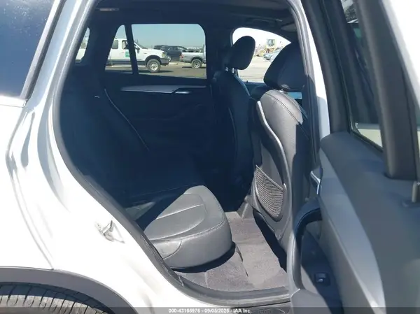 WBXHT3C34H5F76275 2017 BMW X1 - Image 8