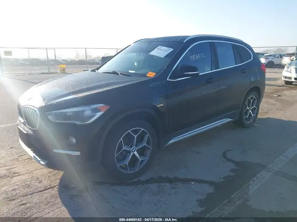 WBXHT3C5XK5L37562 2019 BMW X1 - Image 2