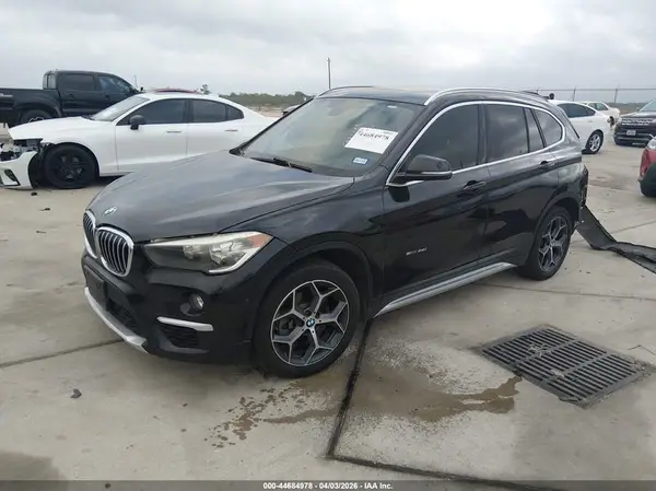 WBXHU7C30J5L05186 2018 BMW X1 - Image 2