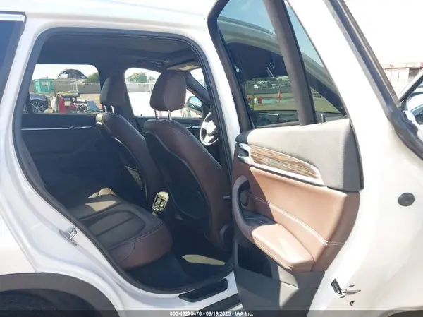 WBXHU7C31J5L06184 2018 BMW X1 - Image 8