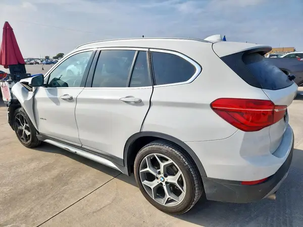 WBXHU7C32J5H41069 2018 BMW X1 - Image 2