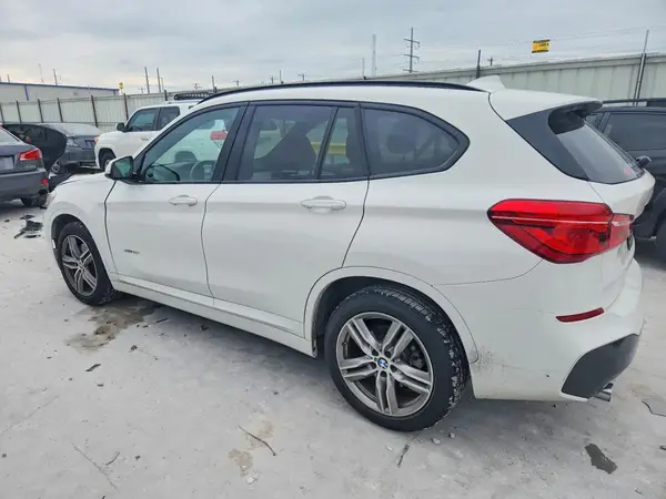 WBXHU7C32J5H42660 2018 BMW X1 - Image 2