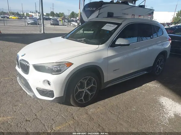 WBXHU7C33J5H39315 2018 BMW X1 - Image 2
