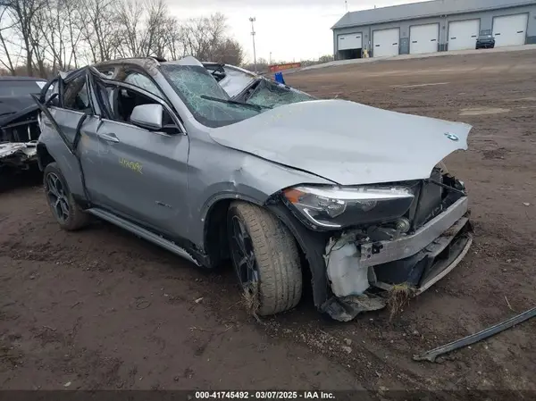 WBXHU7C33J5H39895 2018 BMW X1 - Image 1