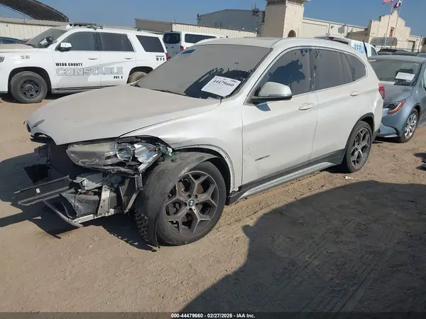 WBXHU7C33J5H40495 2018 BMW X1 - Image 2