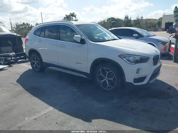 WBXHU7C35J5H40126 2018 BMW X1 - Image 1