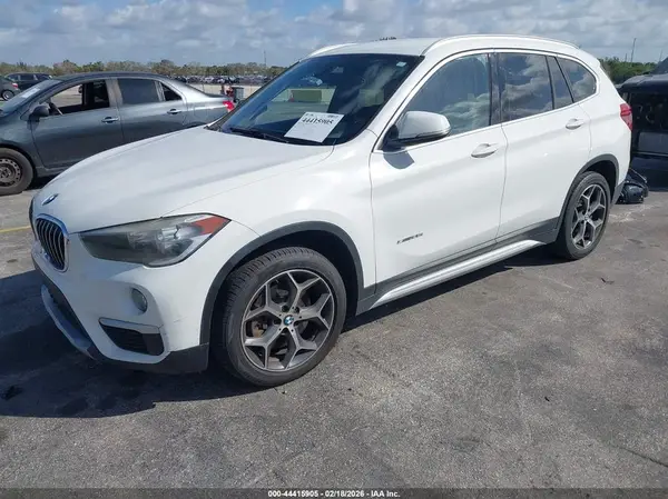 WBXHU7C35J5H40126 2018 BMW X1 - Image 2