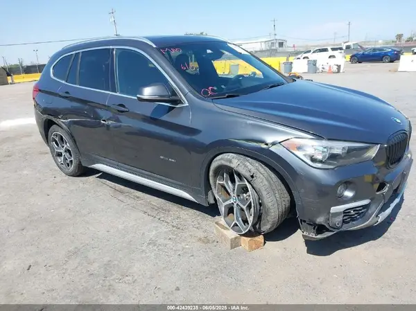 WBXHU7C35J5H40806 2018 BMW X1 - Image 1