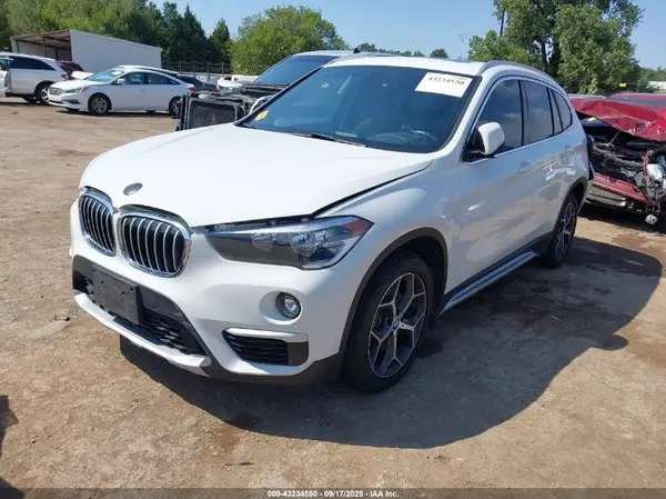 WBXHU7C35J5L07581 2018 BMW X1 - Image 2