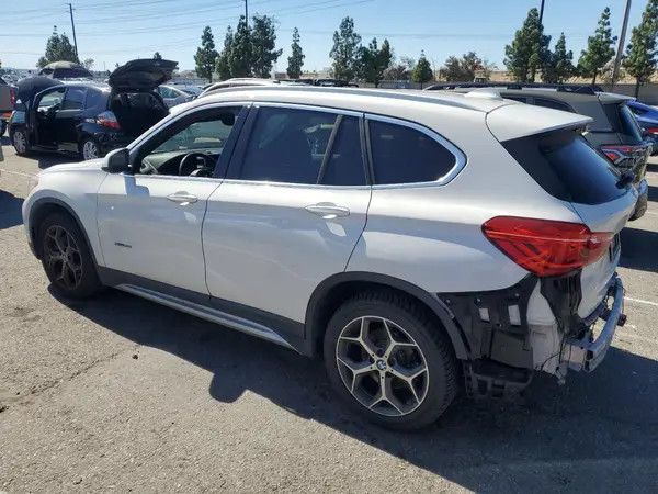 WBXHU7C36J5H39633 2018 BMW X1 - Image 2