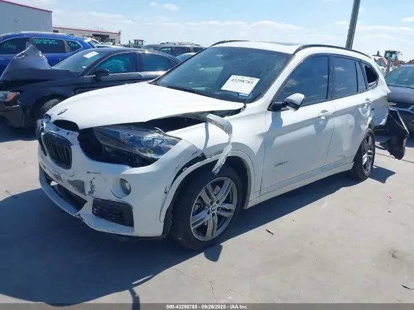WBXHU7C36J5H43021 2018 BMW X1 - Image 2