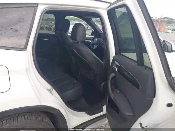 WBXHU7C37H5H37870 2017 BMW X1 - Image 8
