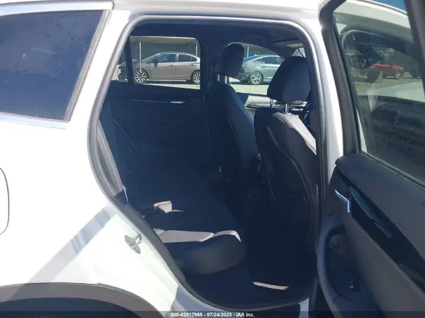 WBXHU7C37J5H40273 2018 BMW X1 - Image 8