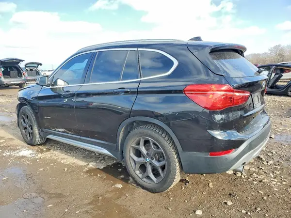 WBXHU7C37J5H45165 2018 BMW X1 - Image 2