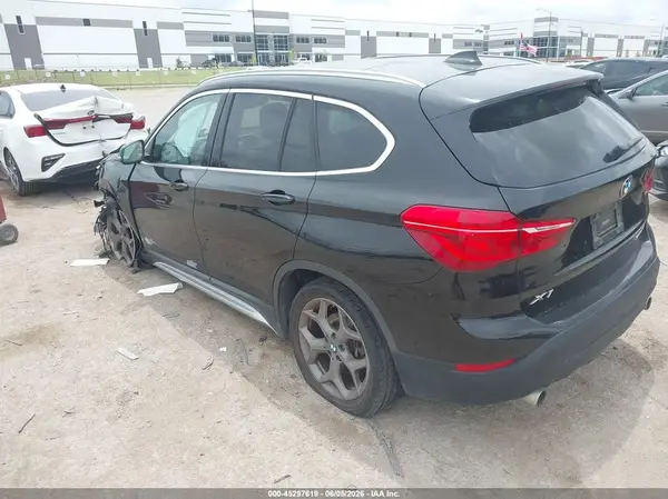 WBXHU7C37J5L05931 2018 BMW X1 - Image 2