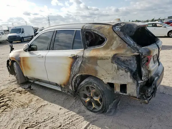 WBXHU7C37J5L07498 2018 BMW X1 - Image 2