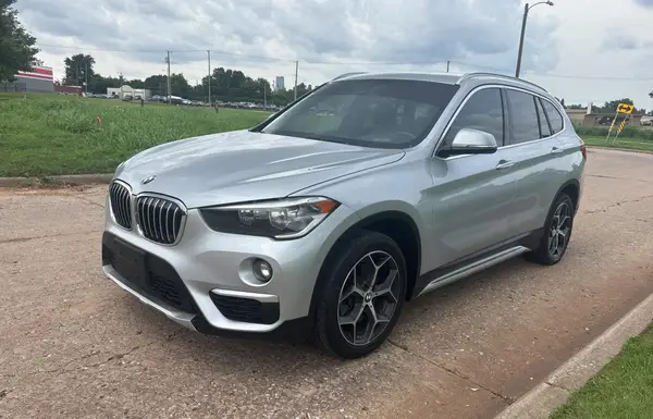 WBXHU7C38J5L08773 2018 BMW X1 - Image 2