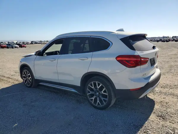 WBXJG7C00M5S27916 2021 BMW X1 - Image 2