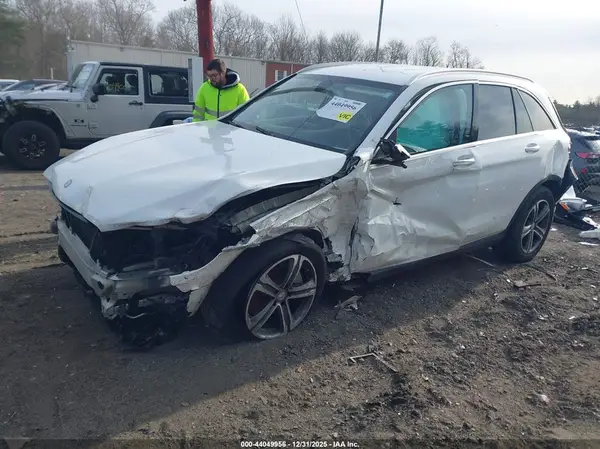 WDC0G4KB3GF092014 2016 MERCEDES-BENZ GLC - Image 2
