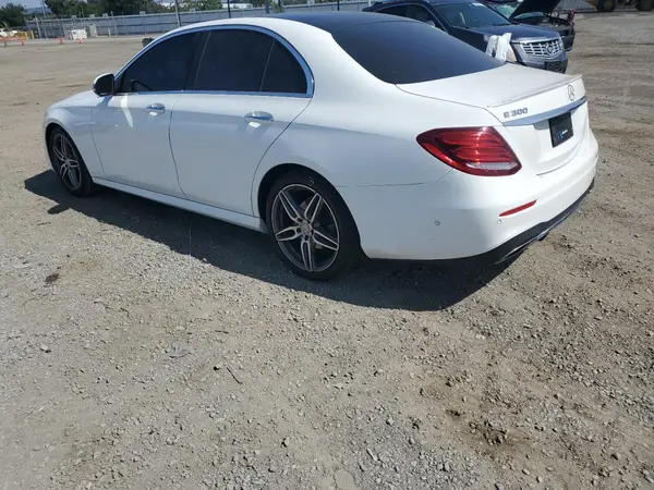 WDDZF4JB4HA210609 2017 MERCEDES-BENZ E-KLASSE - Image 2