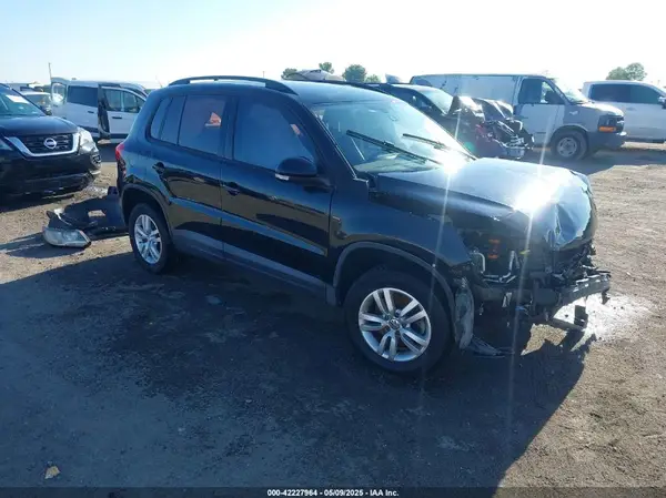 WVGAV7AX0HK025390 2017 VOLKSWAGEN TIGUAN - Image 1