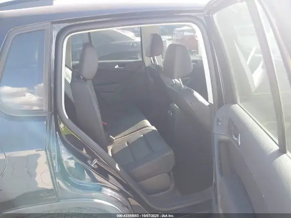 WVGAV7AX2HK000670 2017 VOLKSWAGEN TIGUAN - Image 8