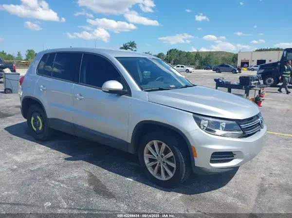 WVGAV7AX4JK001874 2018 VOLKSWAGEN TIGUAN - Image 1
