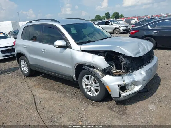WVGAV7AX7GW557260 2016 VOLKSWAGEN TIGUAN - Image 1