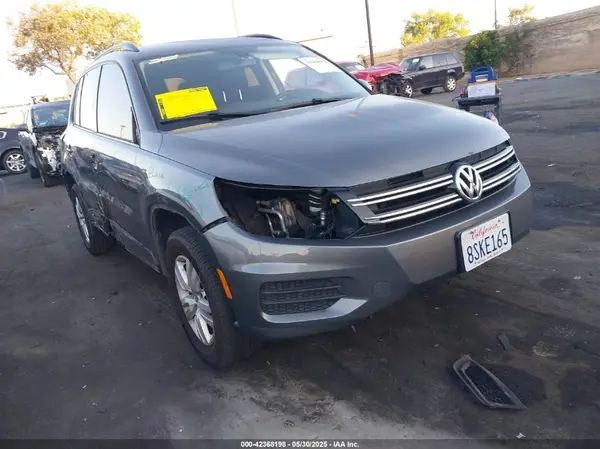 WVGAV7AXXHK035781 2017 VOLKSWAGEN TIGUAN - Image 1