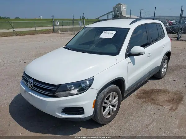 WVGAV7AXXHK040124 2017 VOLKSWAGEN TIGUAN - Image 2