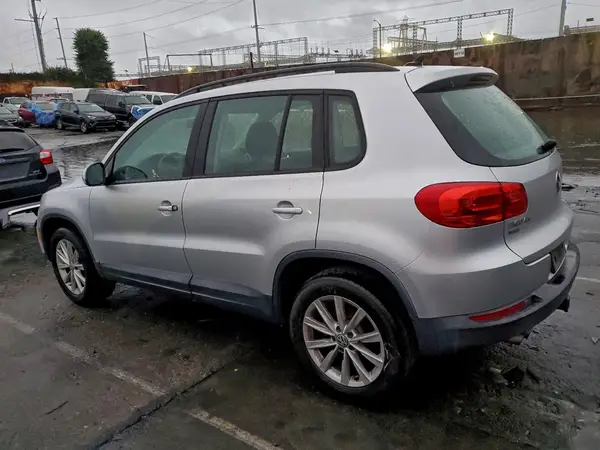 WVGAV7AXXHK047476 2017 VOLKSWAGEN TIGUAN - Image 2