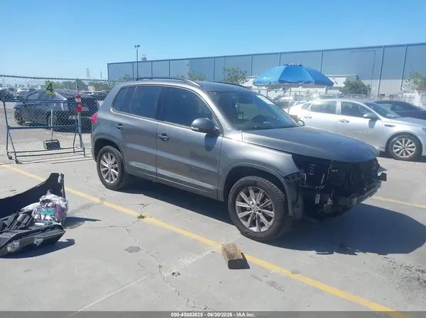 WVGAV7AXXJK001653 2018 VOLKSWAGEN TIGUAN - Image 1