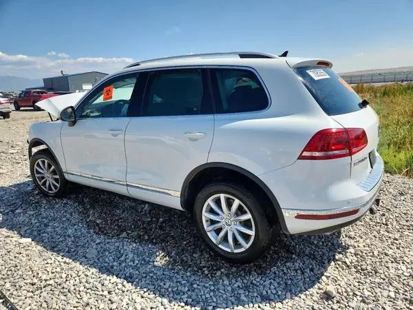 WVGEF7BP2HD005689 2017 VOLKSWAGEN TOUAREG - Image 2