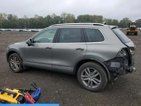 WVGEF9BP0GD010643 2016 VOLKSWAGEN TOUAREG - Image 2