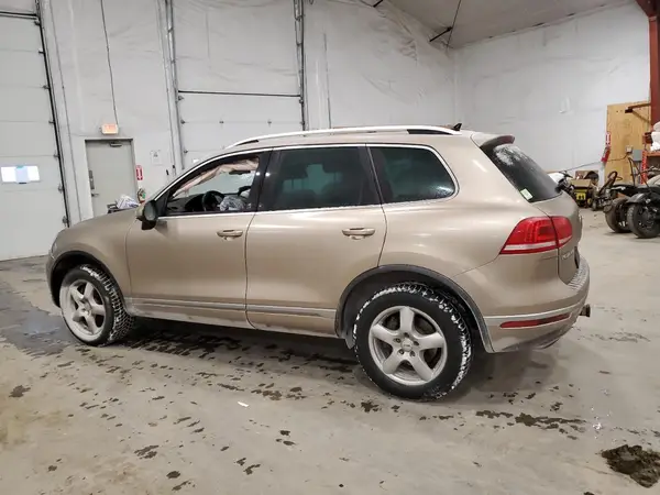 WVGEF9BP3GD010197 2016 VOLKSWAGEN TOUAREG - Image 2