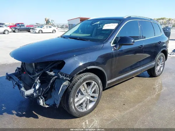 WVGEF9BP4GD003064 2016 VOLKSWAGEN TOUAREG - Image 2