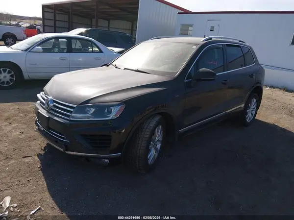 WVGEF9BP4GD009561 2016 VOLKSWAGEN TOUAREG - Image 2