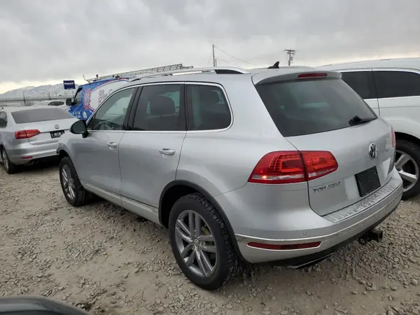 WVGEF9BP4GD010645 2016 VOLKSWAGEN TOUAREG - Image 2